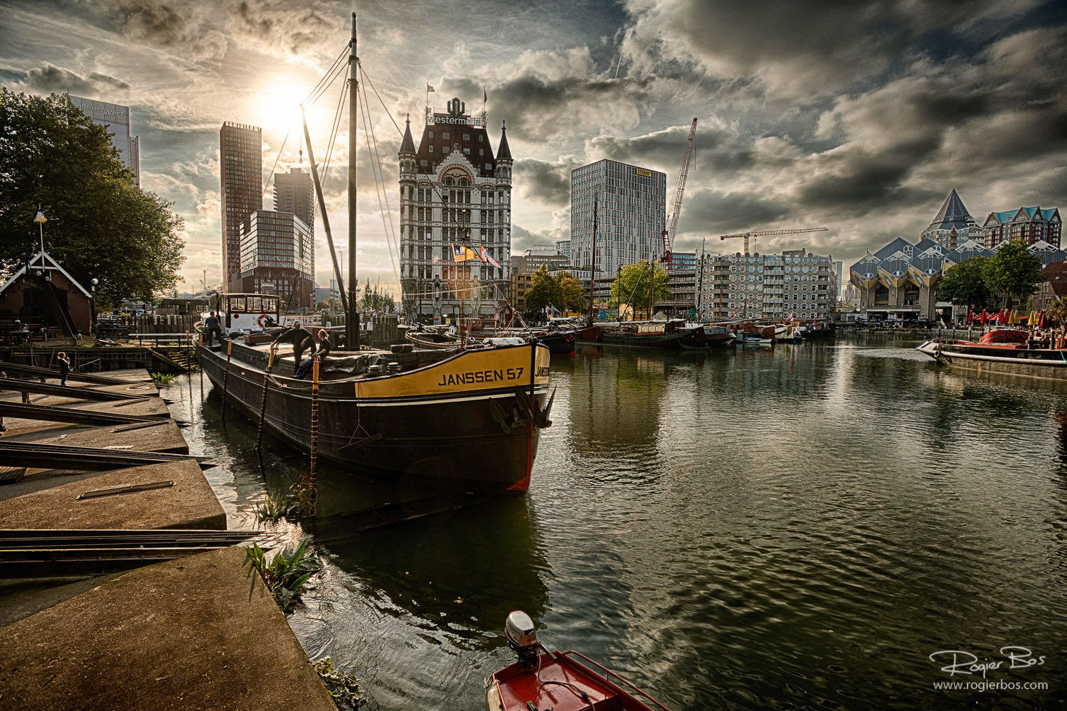 Hdr скриншоты. Храм из окна чб. Aurora hdr. Hdr тёмный. Сиэтл сумерки.